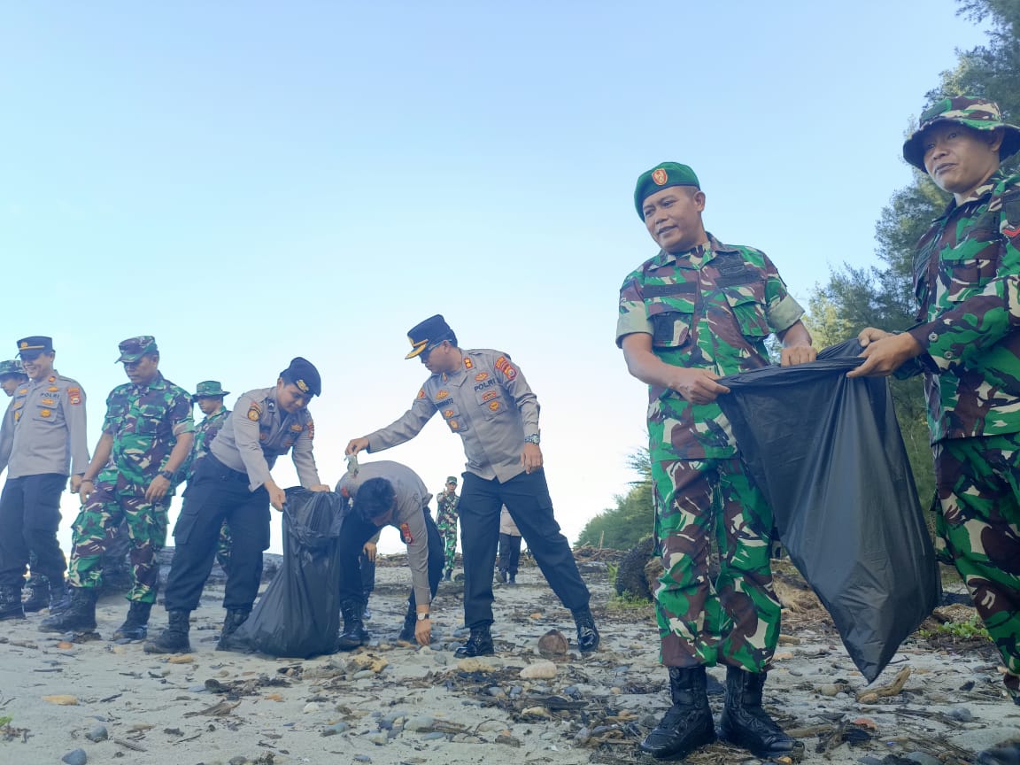 'Bebaskan Pantai PW' Kapolres Mukomuko Dibackup Dandim Kerahkan Pasukan Penuh