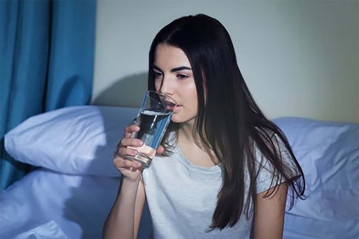 Minum Air Putih Sebelum Tidur: Antara Mitos dan Fakta Kesehatan
