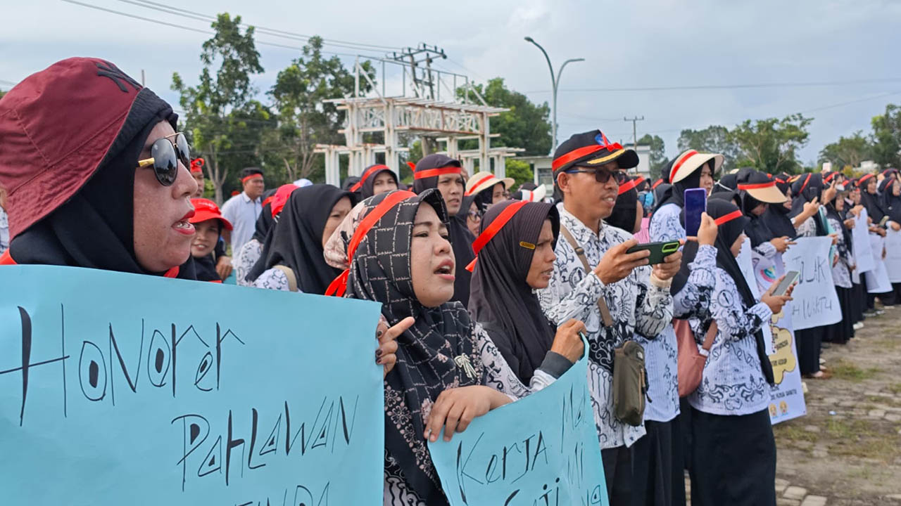 Mengabdi Penuh Waktu Tapi Dihargai Paruh Waktu, Ratusan Honorer Gelar Aksi