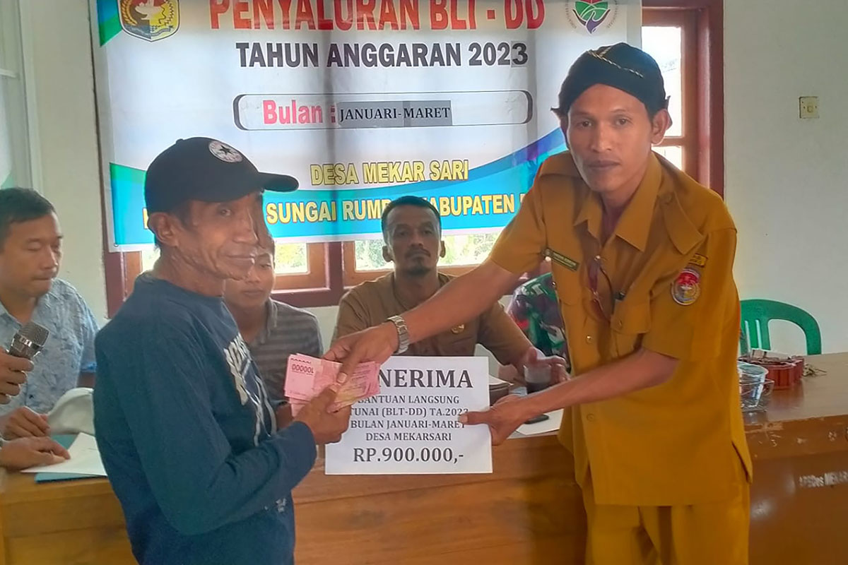 Dapat BLT DD, 20 Warga Mekar Sari Riang Gembira