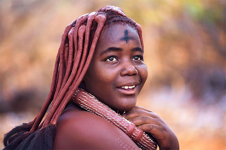 Tidak Boleh Gunakan Air, Begini Cara Wanita Suku Himba Mandi Asap dan Layani Tamu Suami