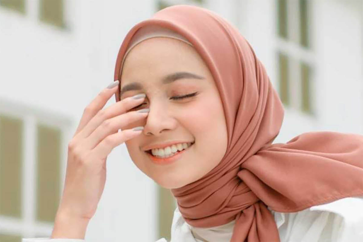 Ini 3 Cara Efektif Agar Jilbab Tetap Tegak Rapi dan Gampang Diatur