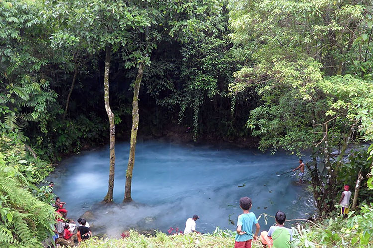 Keindahan Danau Ninivala yang Tersembunyi di Maluku yang Ajaib
