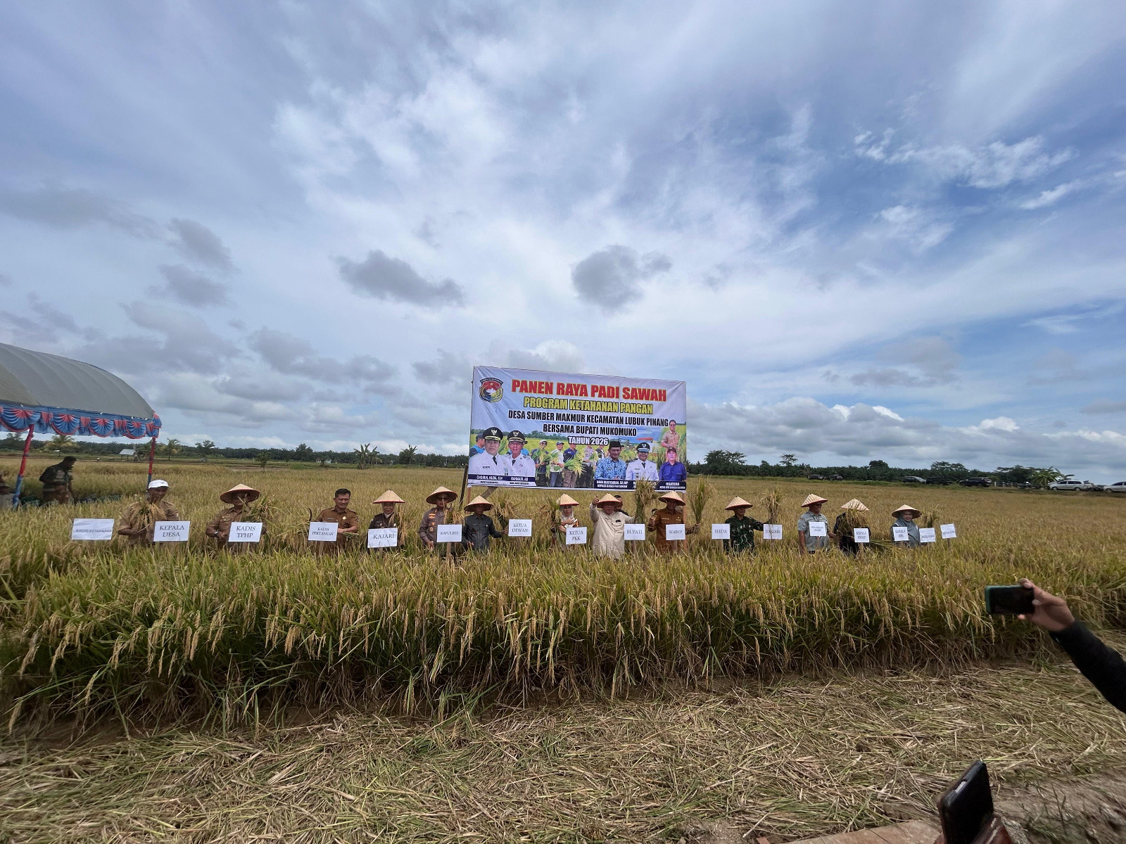 Panen Raya, Bupati Serahkan Bantuan Alsintan dan Pestisida Kepada Para Petani