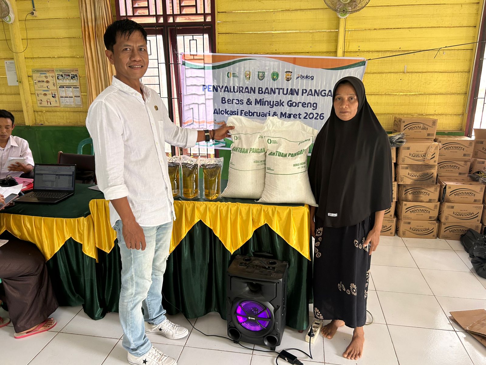 Pemdes Talang Petai Salurkan Bantuan Pangan Beras dan Migor