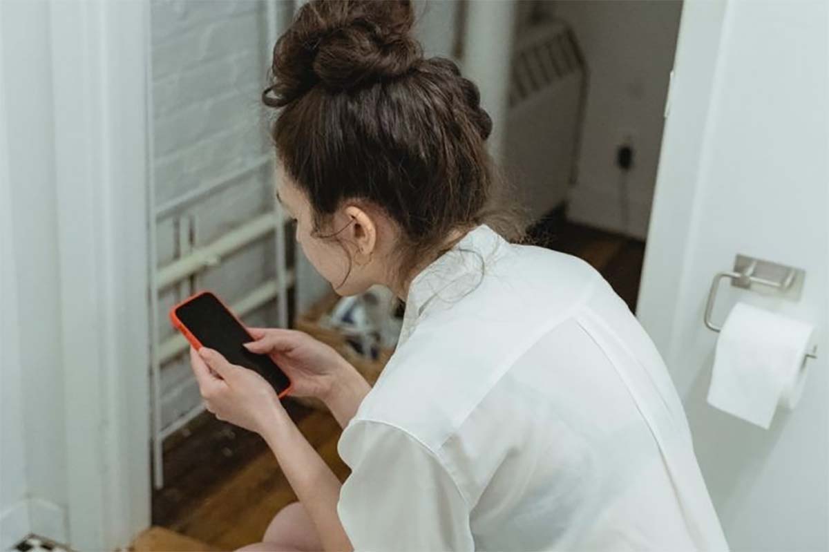 Sering Bawa Handphone Ke Toilet? Hentikan Sekarang Karena Penyakit Ini Mengintaimu