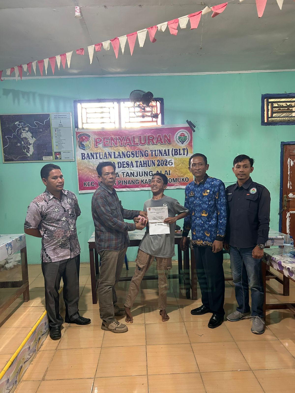 Terima BLT-DD, KPM di Desa Tanjung Alai Tersenyum Bahagia