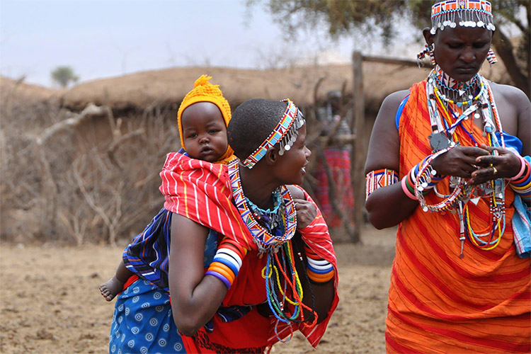 Bayi Baru Lahir Diludahi oleh Suku Maasai, Untuk Menghilang Kutukan