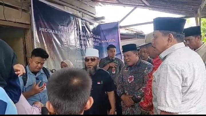 Gubernur Bengkulu Helmi Hasan Serahkan Bantuan kWh Listrik Gratis Pada Warga Miskin di Ipuh