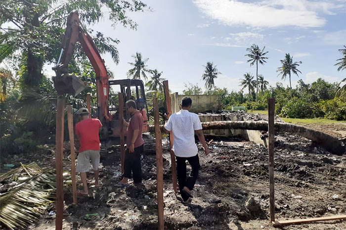 Warga Berdatangan, Menyaksikan Pembongkaran Barang Busuk di Kuburan Pasar Mukomuko