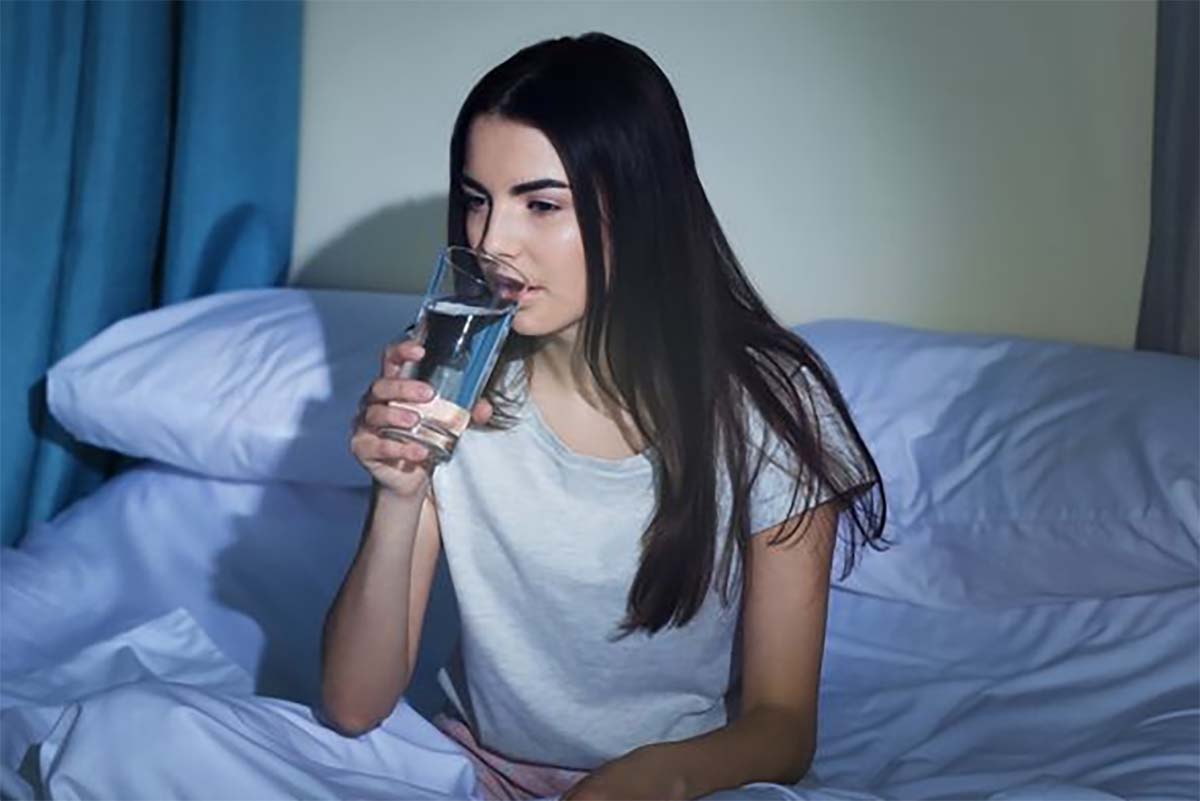 Benarkah Minum Air Sebelum Tidur Baik Bagi Kesehatan Tubuh?