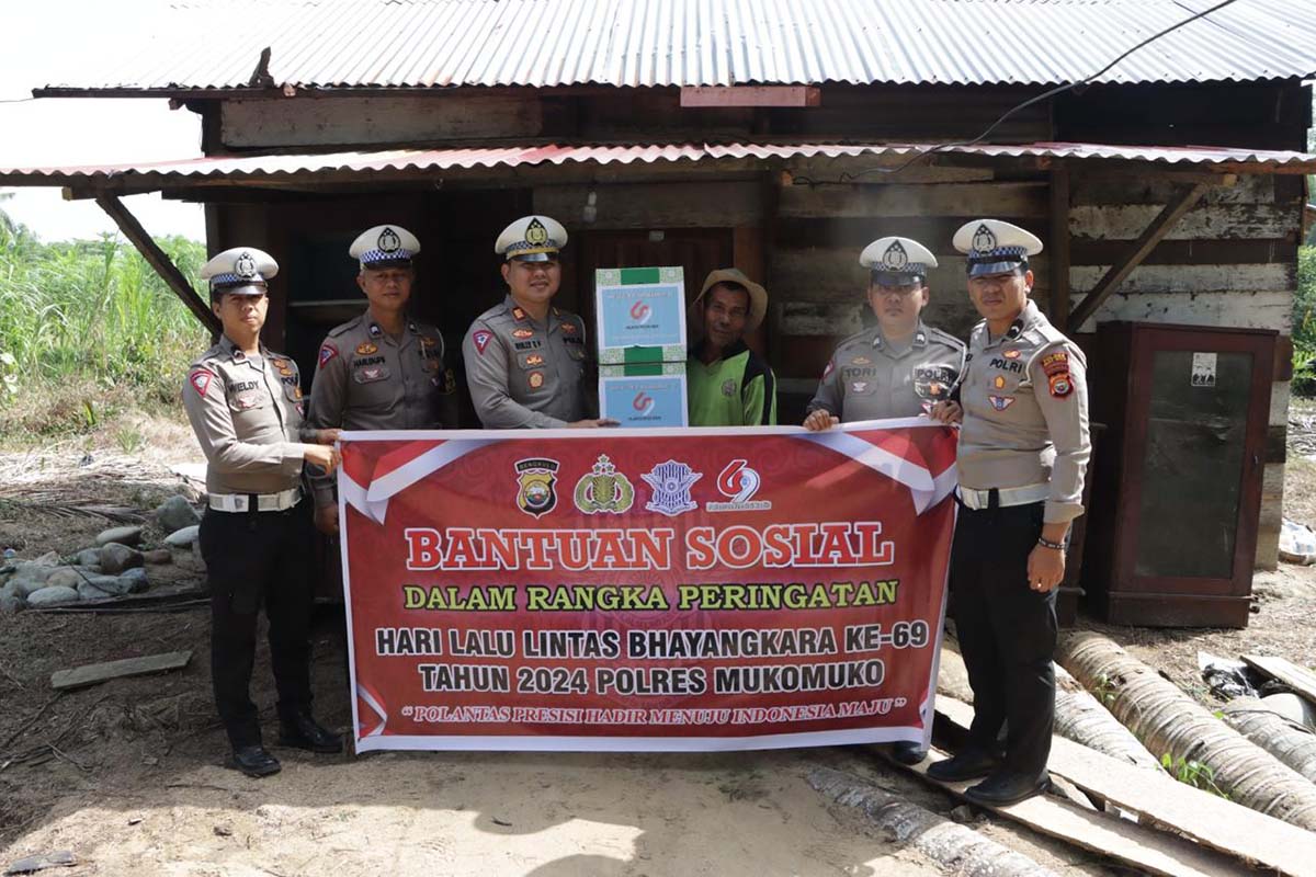 Peringatan Hari Lalulintas Bhayangkara, Polisi Antar Alamat Paket Sembako untuk Warga Kurang Mampu di Mukomuko