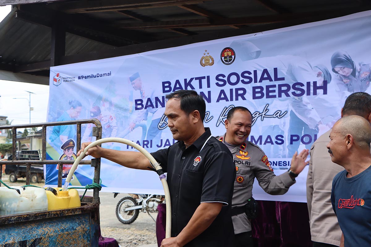 Polisi Salurkan Air Bersih, Bantu Warga Mukomuko Terdampak Kekeringan