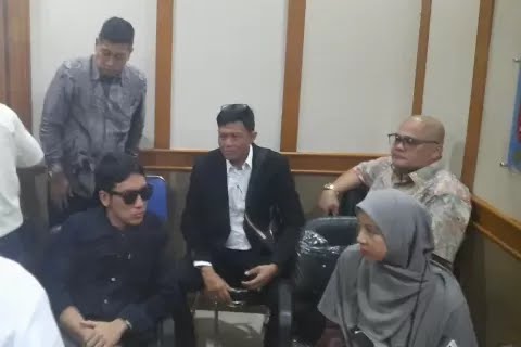 Moment Desta dan Natasha Rizky Menghadiri Sidang Perdana Perceraian