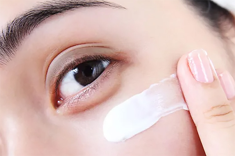 Moisturizer atau Cream Malam Dulu? Begini Urutan Penggunaan Skincare Malam yang Tepat