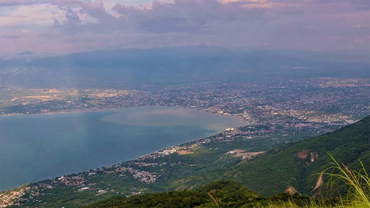 Puncak Salena, Wisata Alam di Sulawesi Tengah yang Memukau dan Nikmati Pemandangan Alam dengan Paralayang