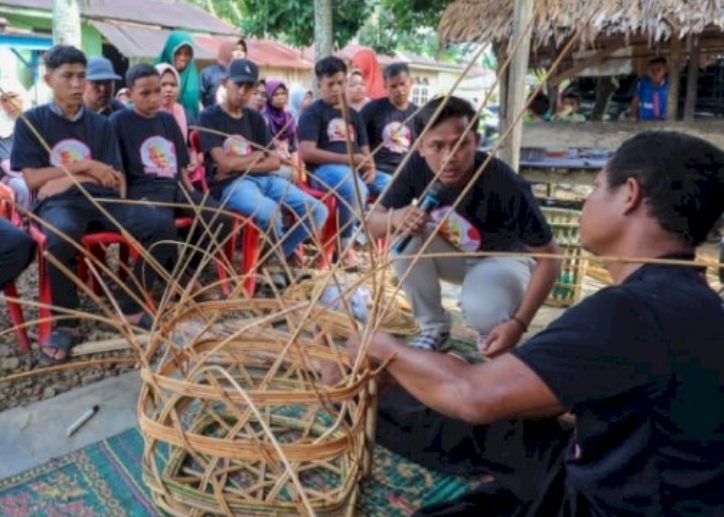 Tim Sukarelawan Ganjar Milenial Ajak Petani Membuat Kerajinan Kelapa Sawit di Sumut