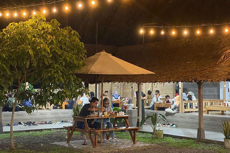 Menikmati Wisata Kuliner di Saung Pamatang Carita Pantai Anyer