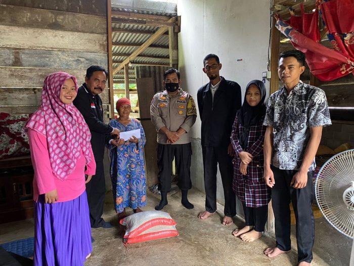 Bersama Pemdes Tirta Mulya, Bhabin Salur Bantuan Pada Sulis Ernawati