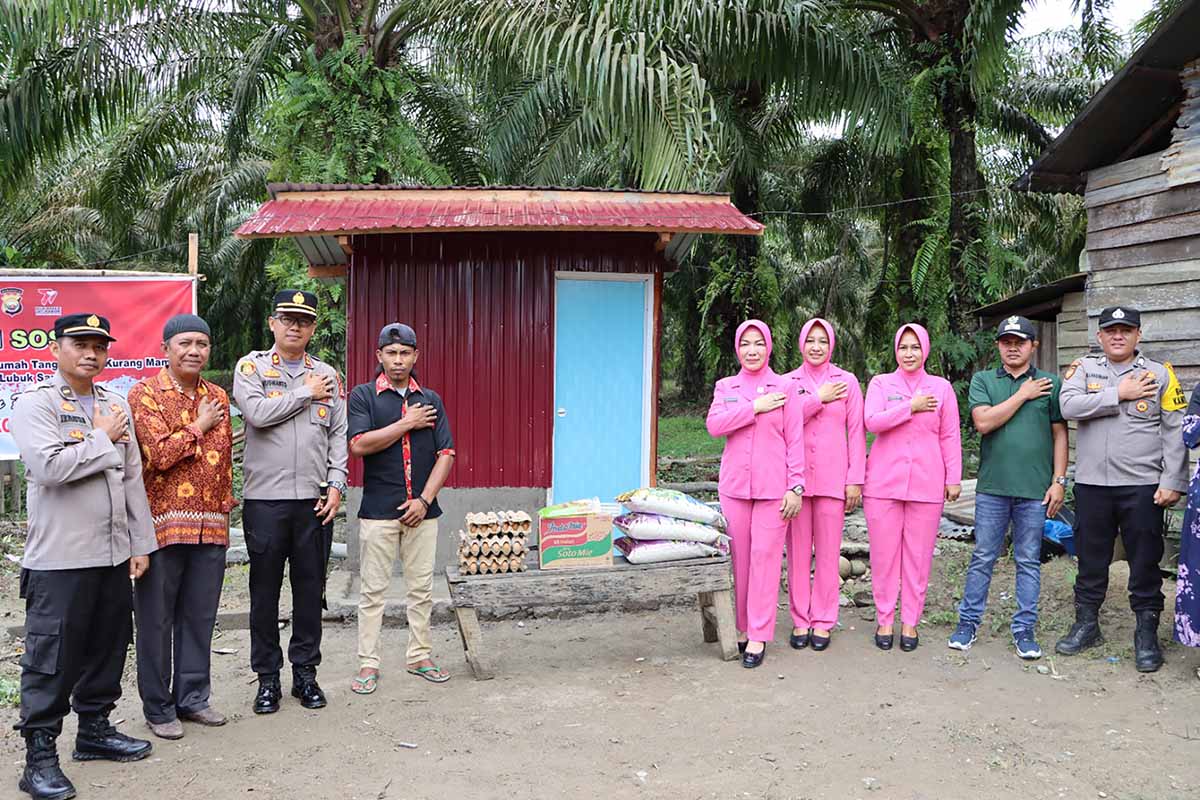 Kapolres Bangun MCK, Bhayangkari Bantu Sembako, Misi Kepedulian Terhadap Warga Mukomuko 