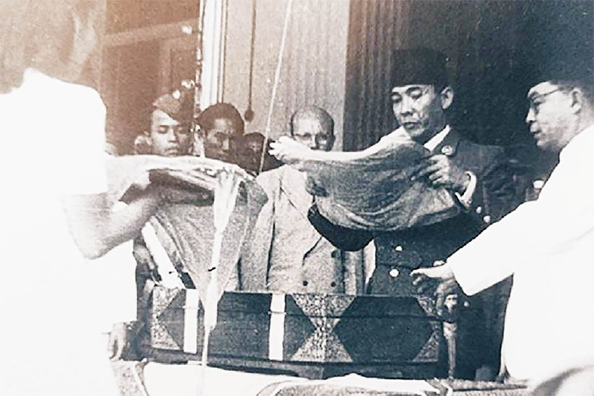 Kisah Soekarno Bawa Bendera Pusaka Merah Putih Berbungkus Kertas Koran Saat Diusir dari Istana