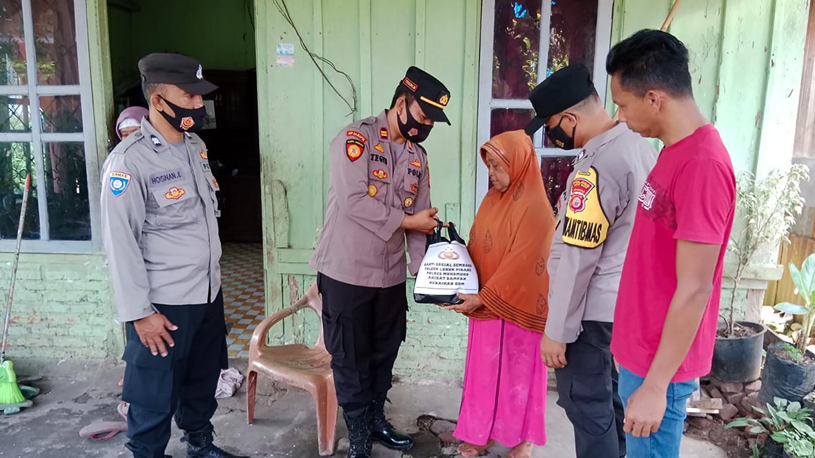 Kapolsek Lupi Bagikan Puluhan Paket Sembako