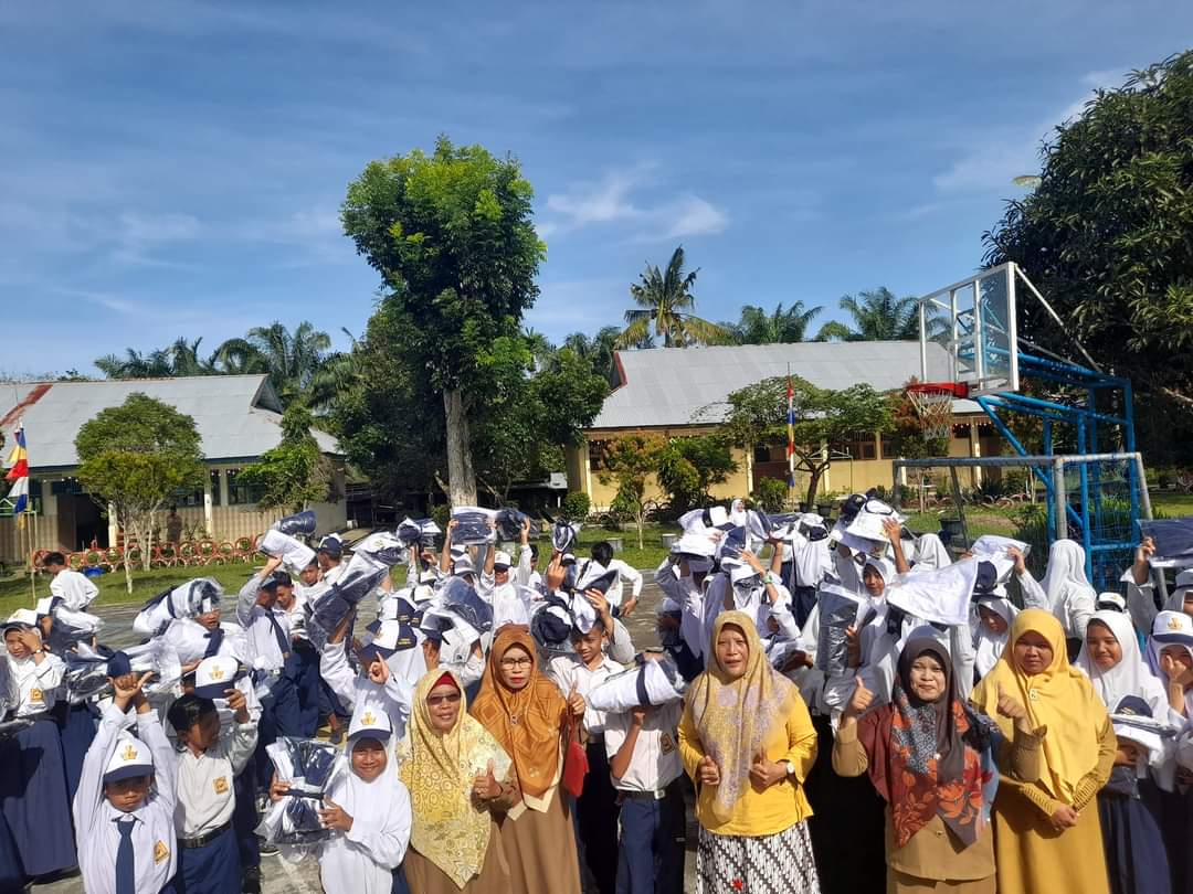 ﻿Siswa Bahagia Terima Seragam Gratis Program Pemkab Mukomuko