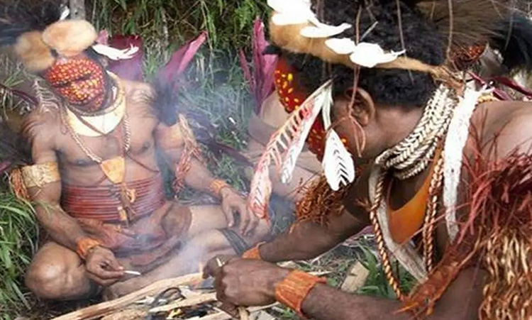 Tradisi Nyeleneh Suku Fore Oseania, Perempuan dan Anak-Anak Terserang Penyakit CJD Makan Otak dan Hati Mayat