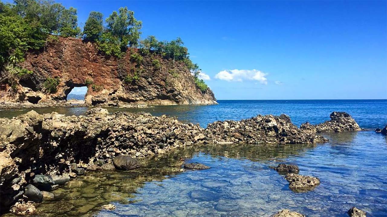 Pantai Pintu Kota, Keajaiban Alam di Tanah Ambon yang Unik dan Aesthetic