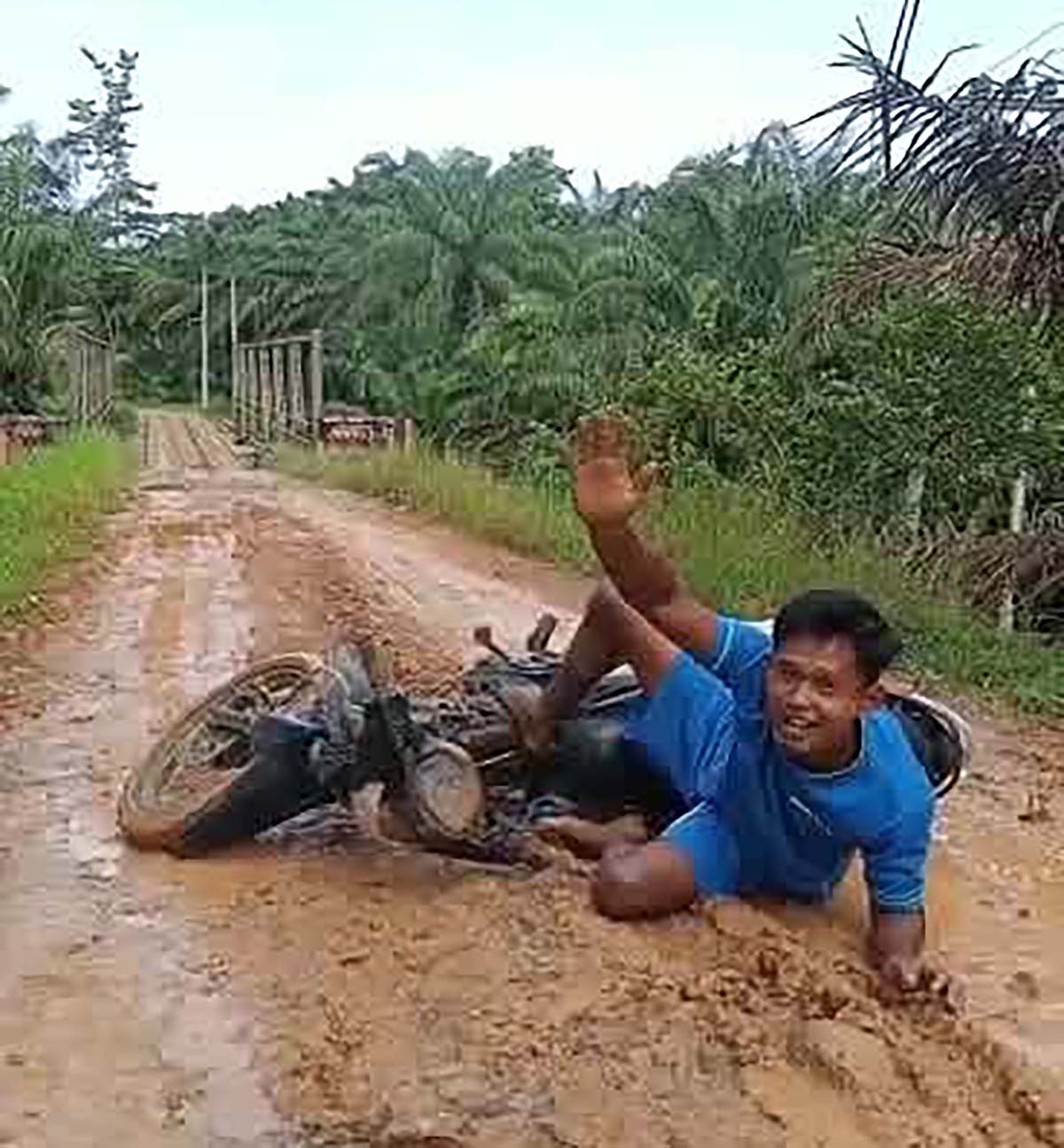 Viral Video Pemuda Terjatuh di Jalan Berlumpur, Panggil Nama Gubernur Bengkulu