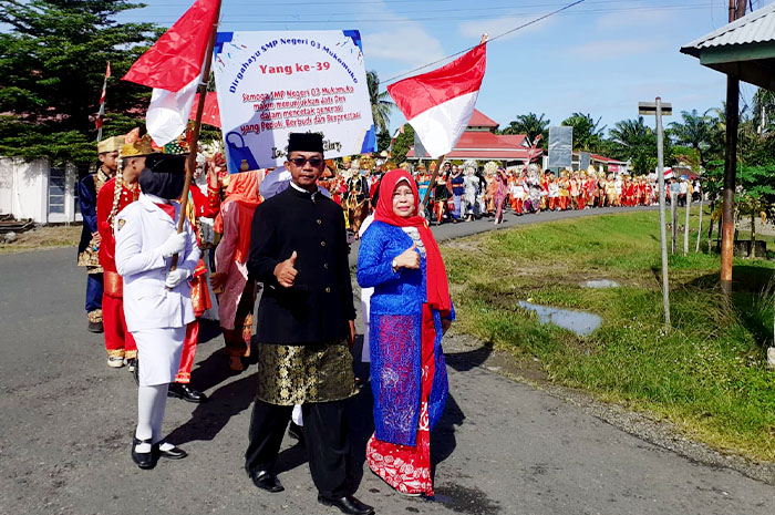 Pawai Karnaval HUT ke-39 Sekolah dan HGN ke-77 Gelaran SMPN 03 Mukomuko Meriah