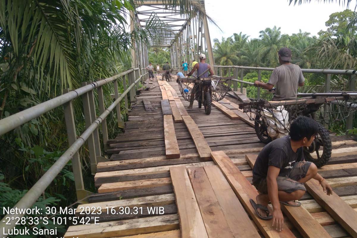 Dinas PUPR Perbaiki Jembatan Lubuk Sanai – SP 10 Rawa Bangun