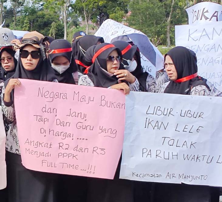 Tulisan Nyeleneh Spanduk Demo Honorer Mukomuko, 'Ubur-Ubur Ikan Lele, Tolak paruh Waktu lee'