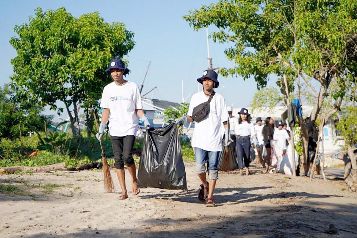 Sambut KTT ke - 42 ASEAN  di Labuan Bajo NTT Telkomsel Gelar Bersih-bersih Pantai 