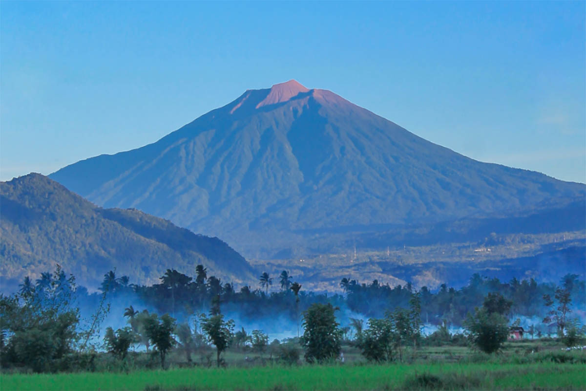 7 Gunung di Sumatera yang Tawarkan Pesona Alam yang Menakjubkan, Salah Satunya Sedang Mengalami Erupsi