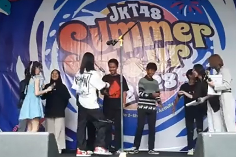 Pria Asal Bandung Merangkul Shani JKT48 dan Adek JKT48 Saat Di Panggung, FJKT48 : Kurang Ajar