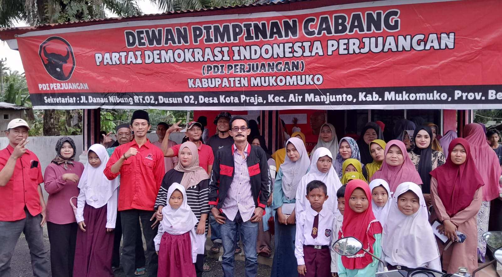 PDIP Serahkan Beasiswa Dana PIP untuk 470 Siswa di Mukomuko, Aspirasi MY Esty Wijayati