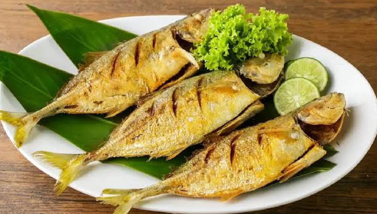 Cara Menggoreng Ikan Agar Tak Lengket dan Meletup, Hasilnya Empuk
