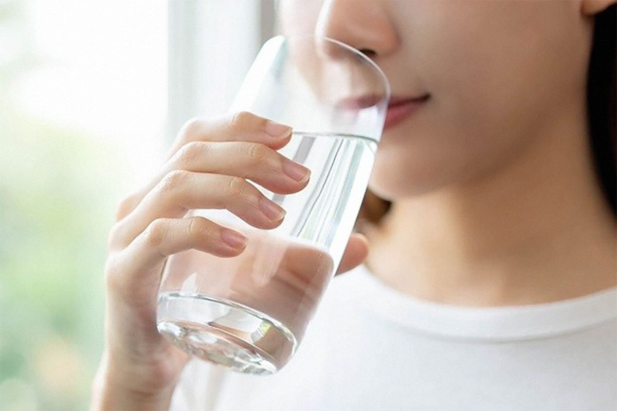 Benarkah Minum Air Terlalu Banyak Setelah Makan Dapat Menyebabkan Gangguan Pencernaan?