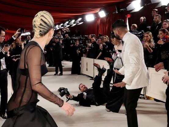 Lady Gaga Membantu Seorang Fotografer yang Jatuh. Netizen : Attitudenya Bukan Main