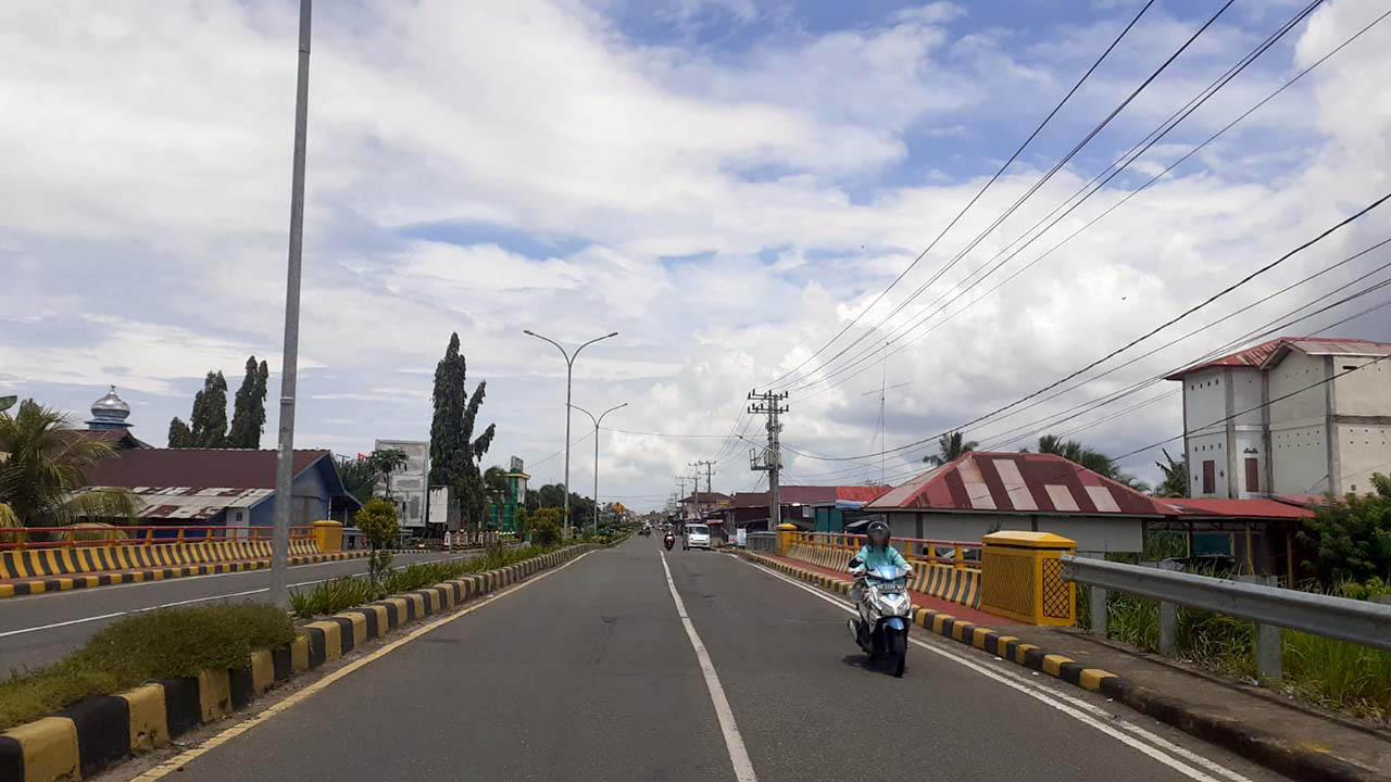 Hati-Hati, Mulai Pukul 16.00 WIB Kendaraan Warga Berburu Takjil Padati Jalan