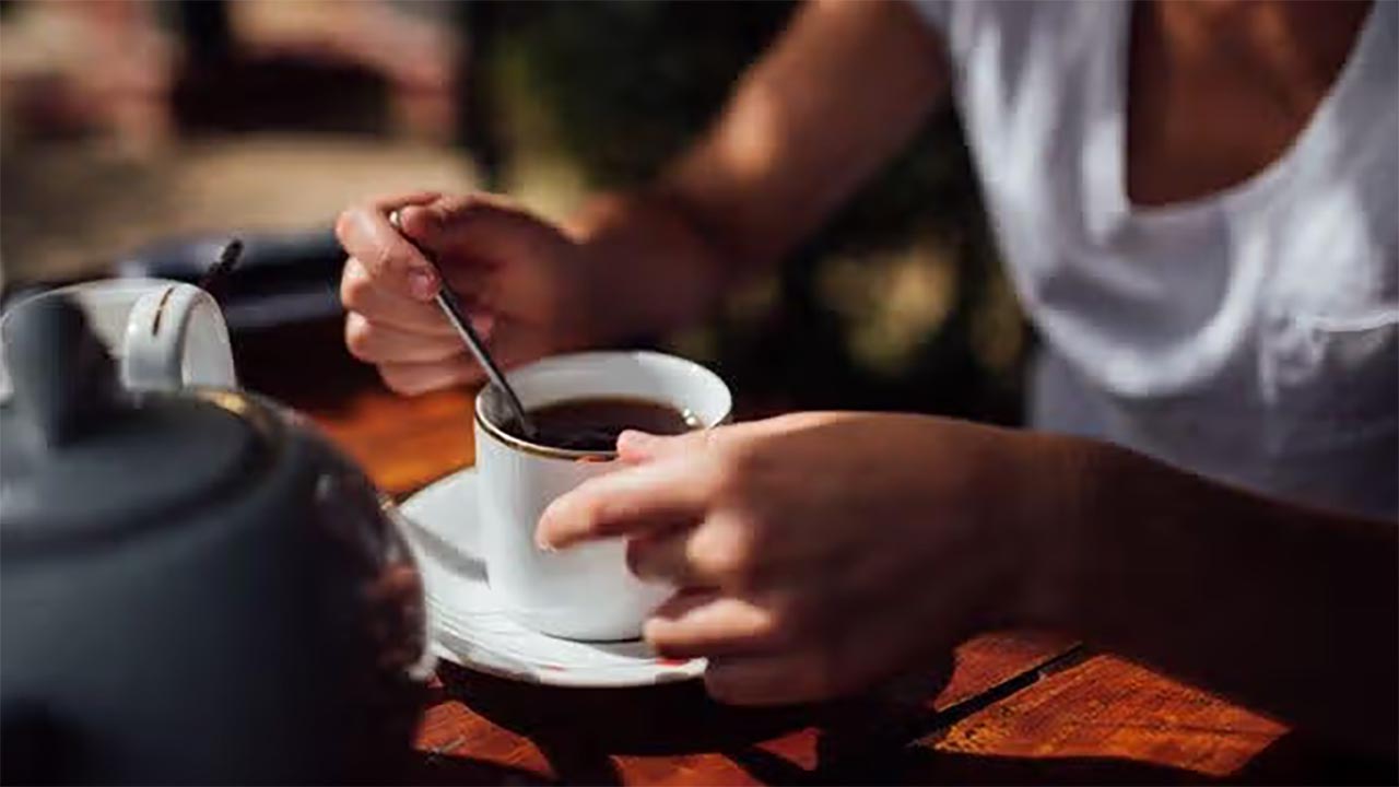 Agar Pahit dan Manisnya Seimbang, Begini Cara Mengaduk Kopi Agar Pas di Lidah
