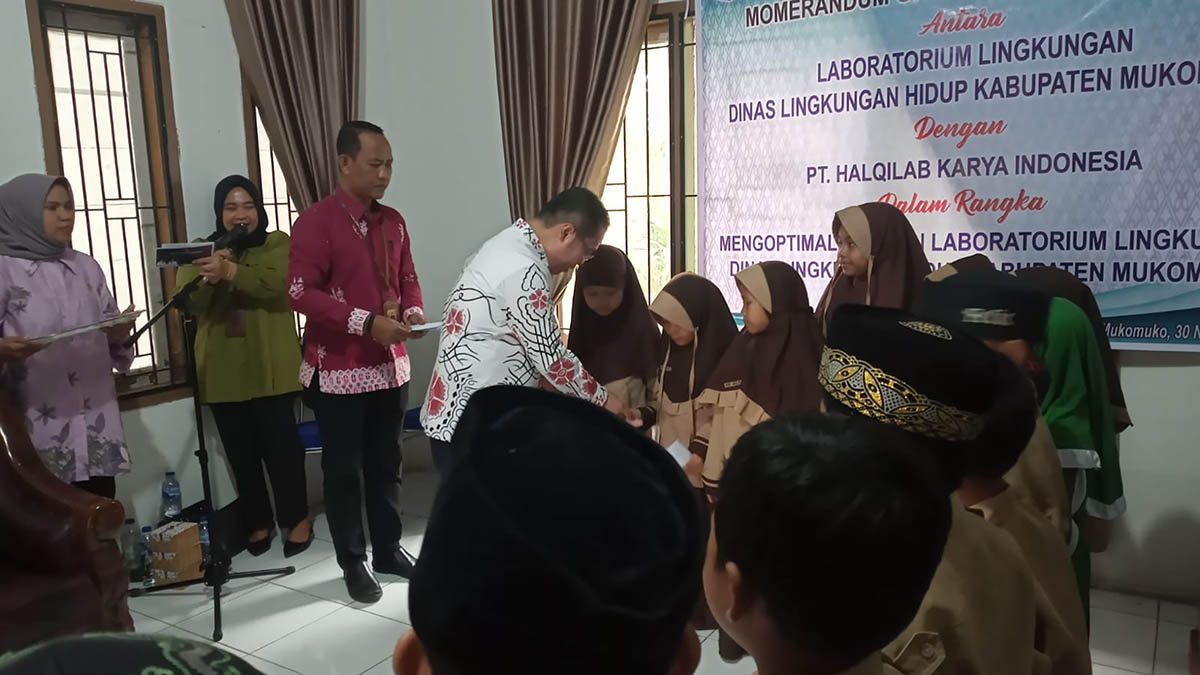 Pintu Kebaikan, Bupati Mukomuko Gawangi Pengaktifan Laboratorium Lingkungan dengan Penyerahan Santunan 