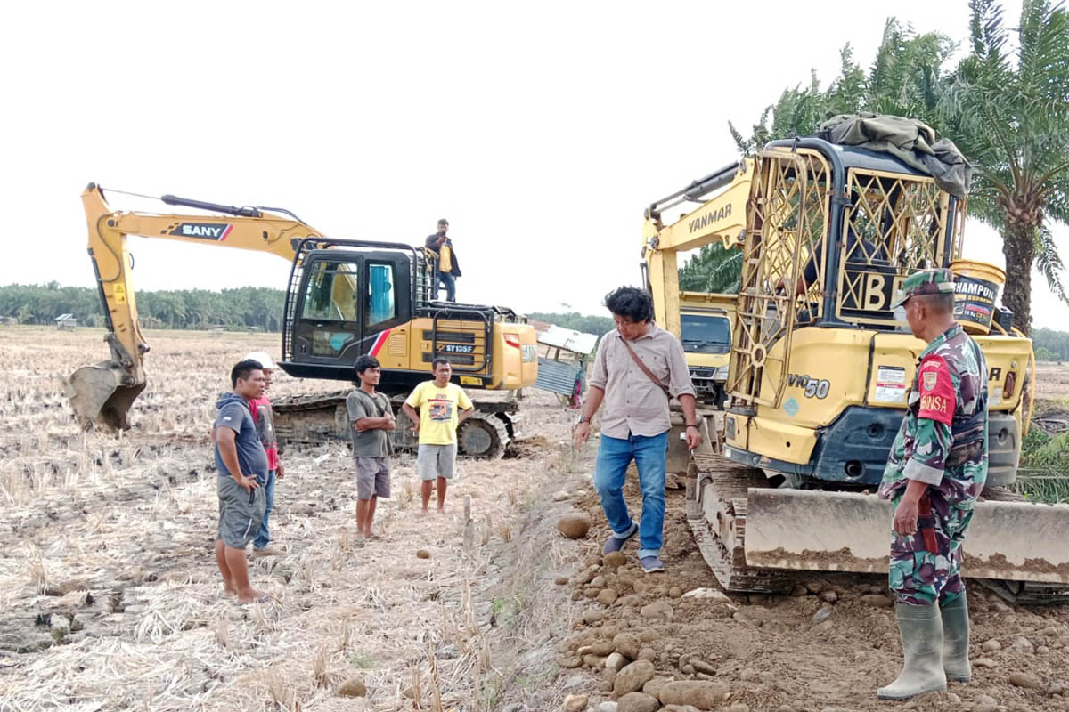 Bersinergi, Kodim 0428/Mukomuko Berjibaku Bangun Jalan Produksi Pertanian 