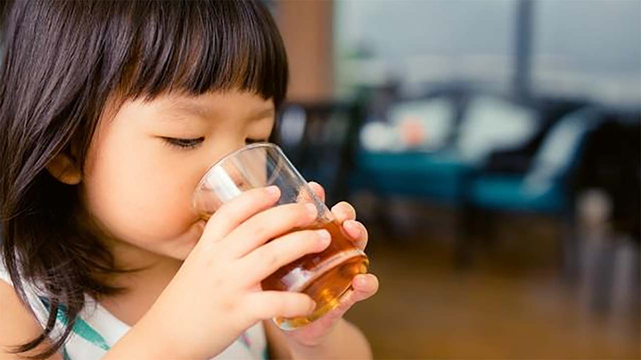 Ingin Anak Sehat dan Cerdas? Hindari Memberikan Teh! Ini Alasan Mengapa dan Alternatif Minuman yang Lebih Baik