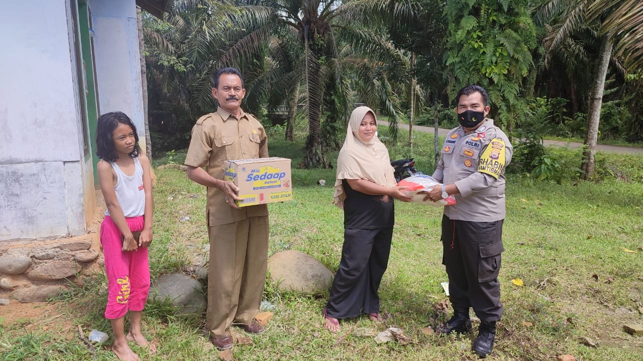 Polsek Lupi Bantu Korban Banjir di Tirta Makmur