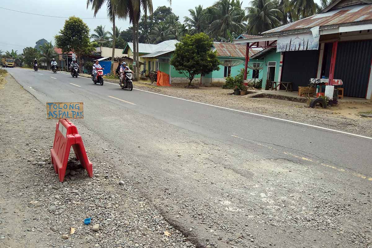 Kondisi Jalan Nasional di Sini Rusak Berlobang, Warga Pasang Tulisan 'Tolong Aspal Pak' 