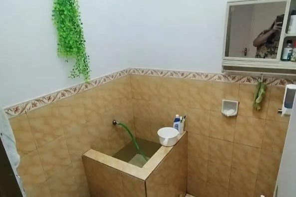 Tips Menghilangkan Bau Apek di Kamar Mandi, Dijamin Langsung Wangi