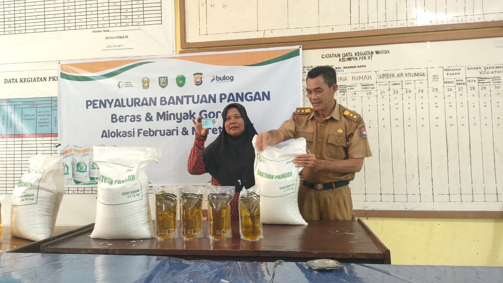 Sebanyak 318 Keluarga Miskin di Bandar Ratu Terima Bantuan Pangan