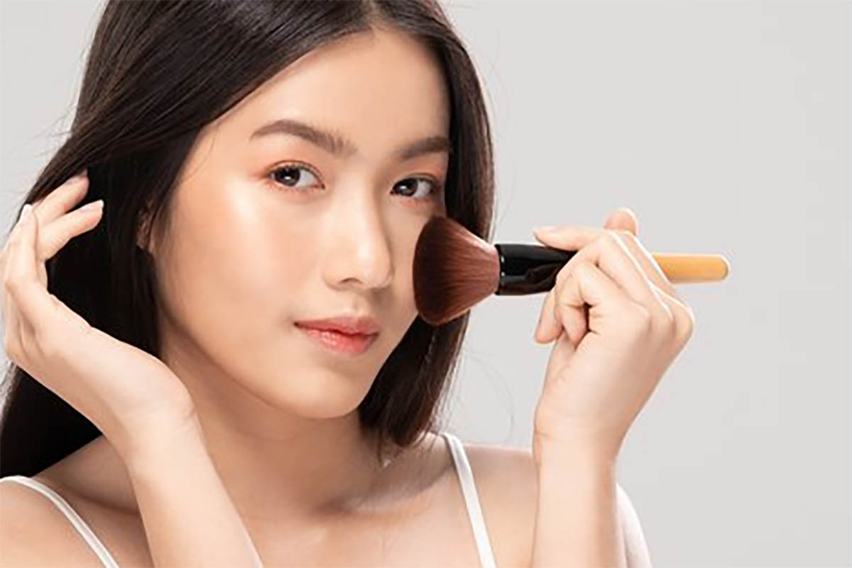 Make up Kamu Mudah Crack? Yuk Intip Tips Make up Anti Crack dan Tahan Lebih Lama